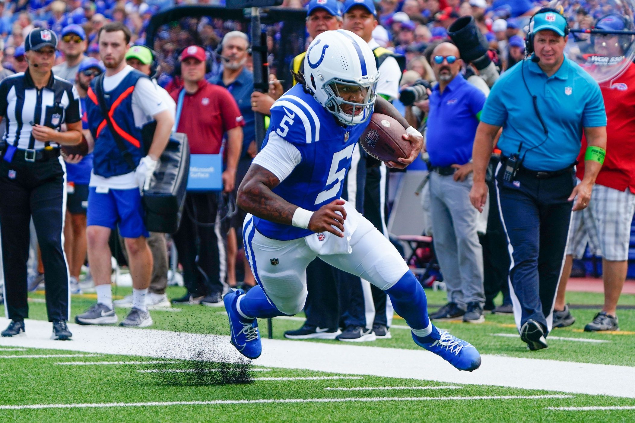 Indianapolis Colts QB Anthony Richardson (5) rushes the ball against the Buffalo Bills.