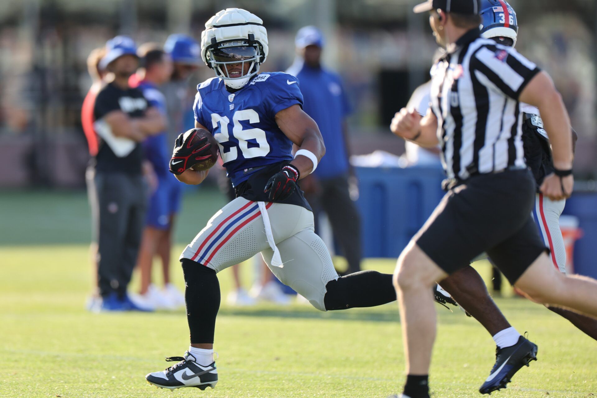 New York Giants RB Saquon Barkley (26) rushes with the ball during training camp practice.