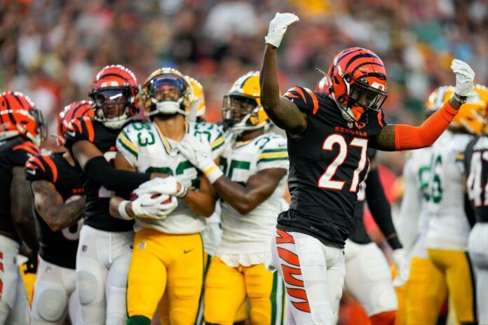 Jordan Battle (27) celebrates a stop on special teams in the second quarter of the NFL Preseason Week 1 game.