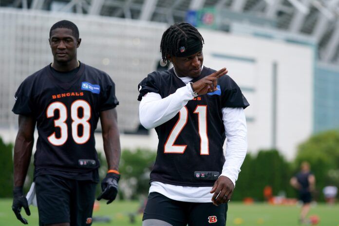 Cincinnati Bengals cornerback Mike Hilton (21) gestures to the fans during the team’s training camp practice, Friday, July 28, 2023, in Cincinnati.