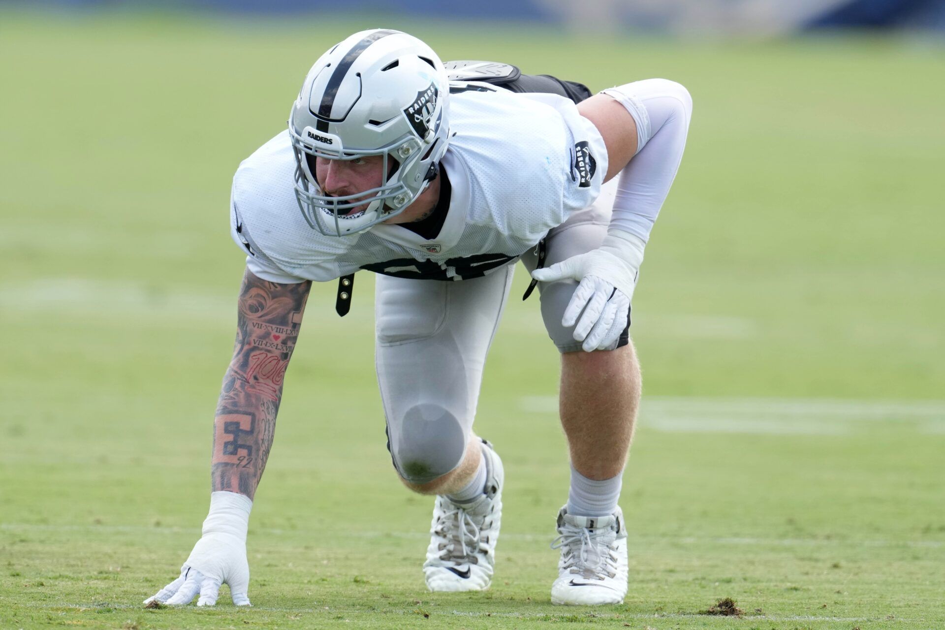 Las Vegas Raiders DE Maxx Crosby (98) lines up for the snap.