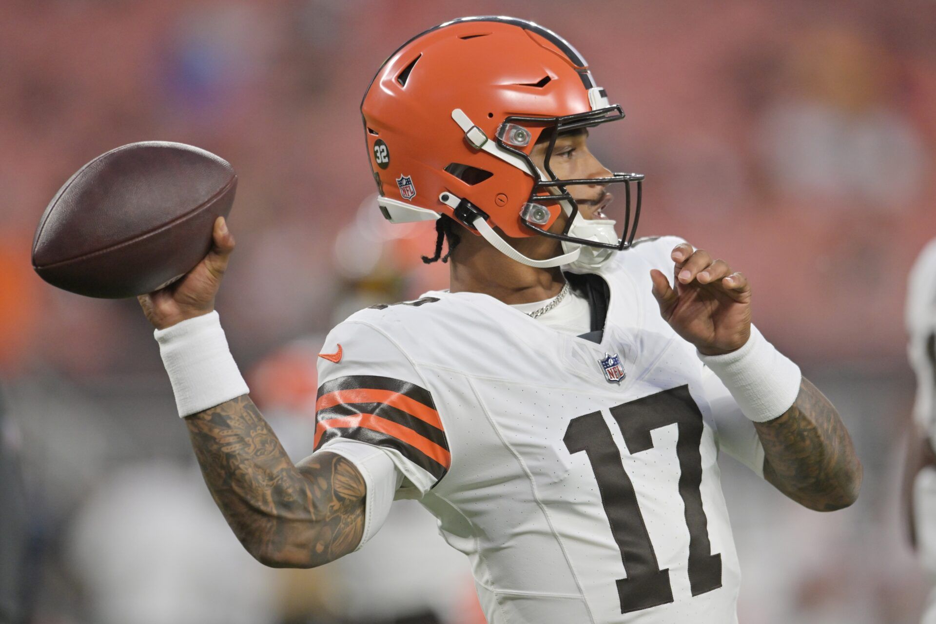 Cleveland Browns QB Dorian Thompson-Robinson (17) warms up before a game against the Washington Commanders.