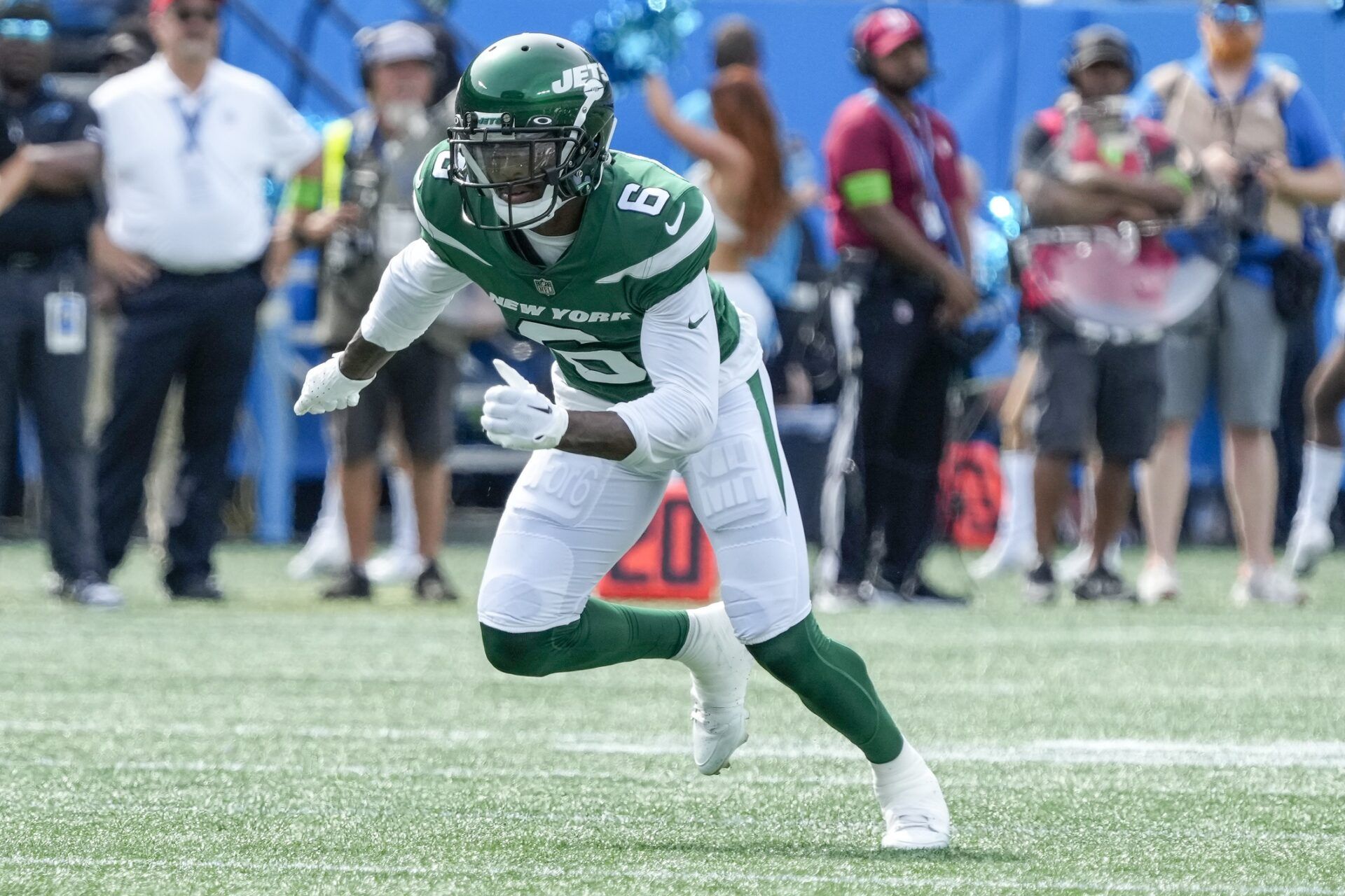 New York Jets WR Mecole Hardman (6) runs a route against the Carolina Panthers.