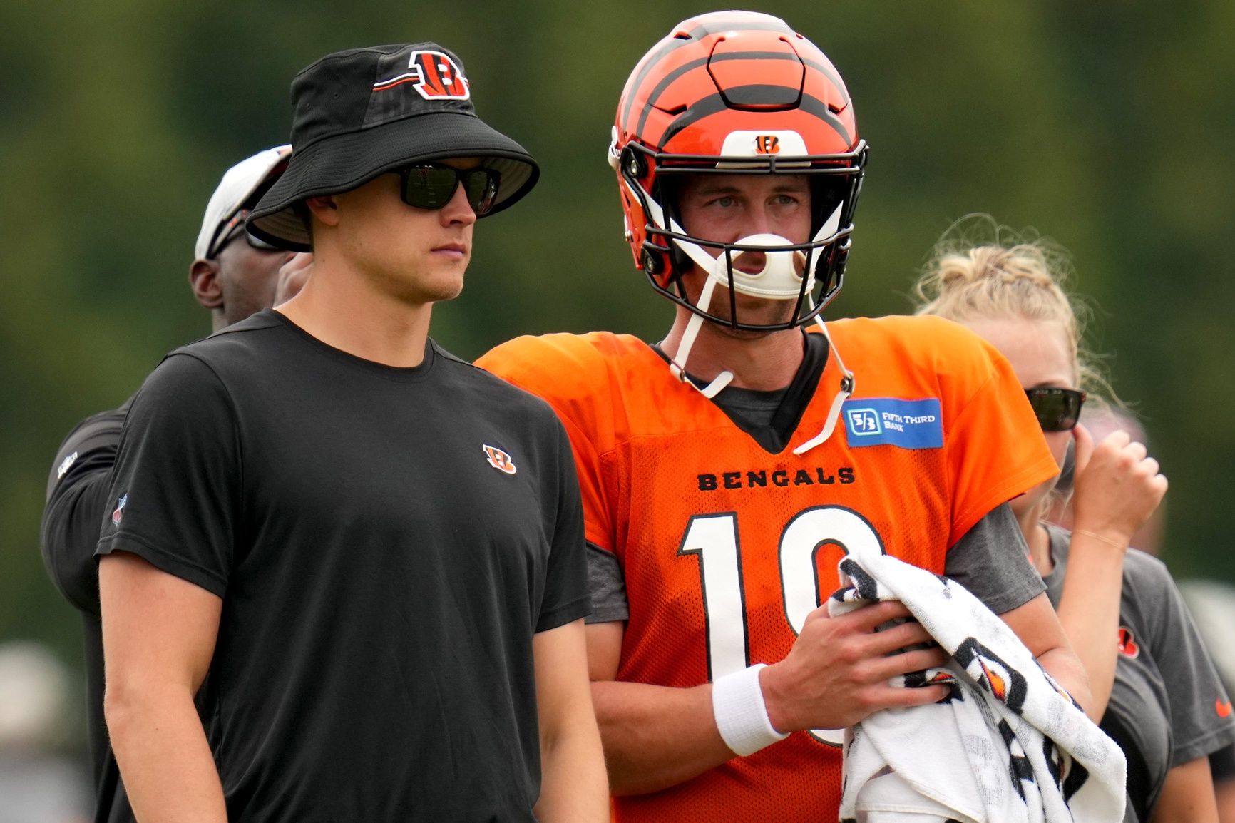 Cincinnati Bengals QB Trevor Siemian (19) talks with starting QB Joe Burrow during practice.