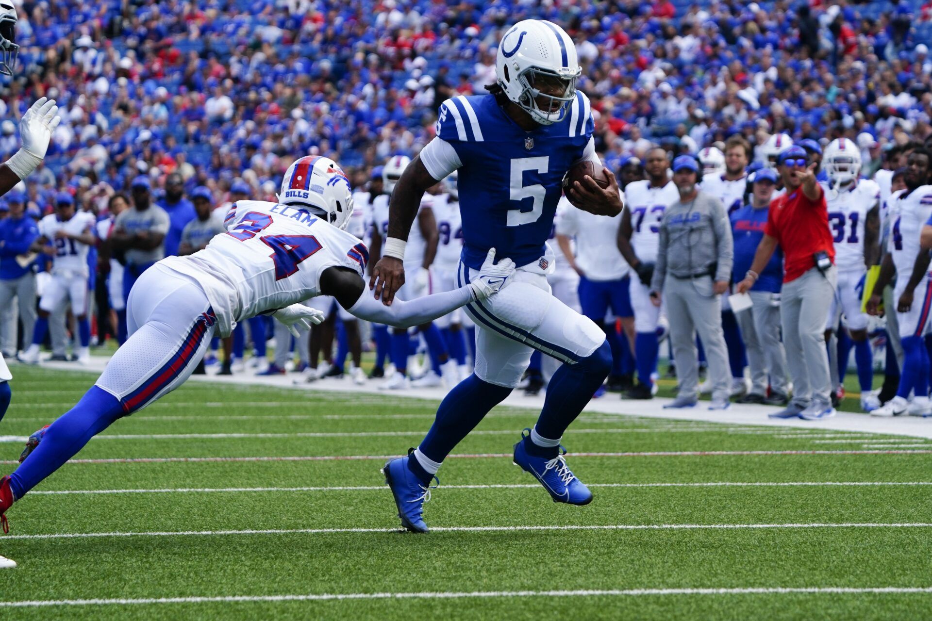 Indianapolis Colts QB Anthony Richardson (5) tries to break away from the Buffalo Bills defense.