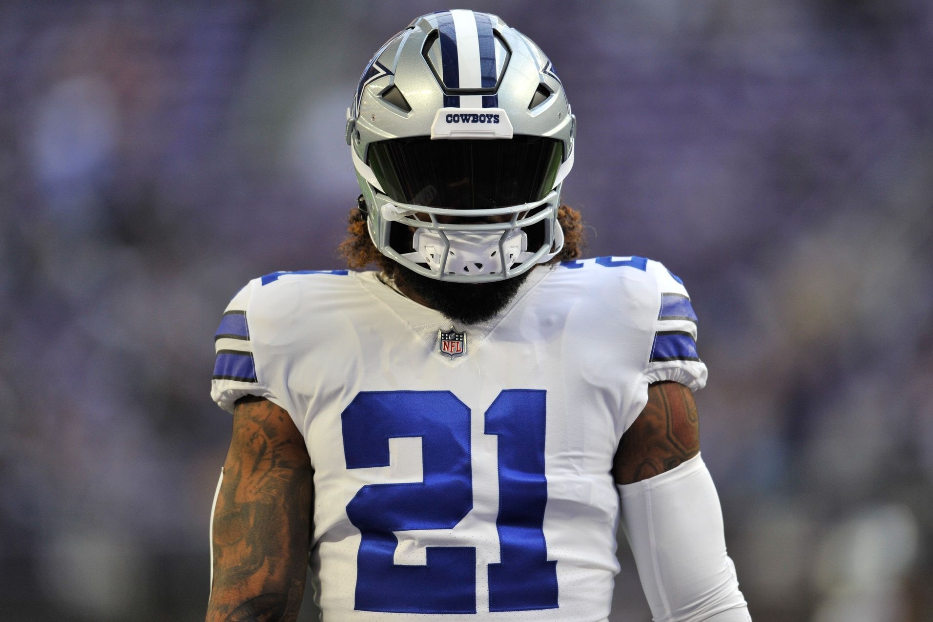 Ezekiel Elliott (21) looks on before the game against the Minnesota Vikings at U.S. Bank Stadium.