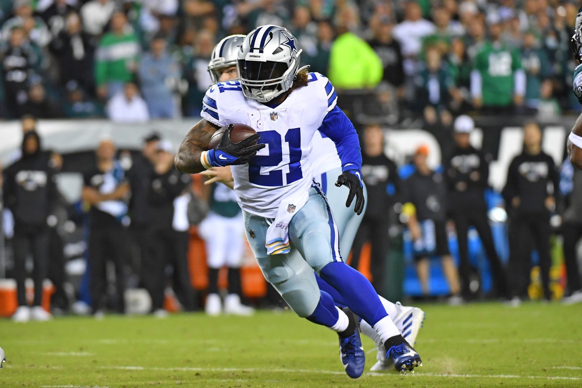 Ezekiel Elliott (21) carries the ball against Philadelphia Eagles at Lincoln Financial Field.