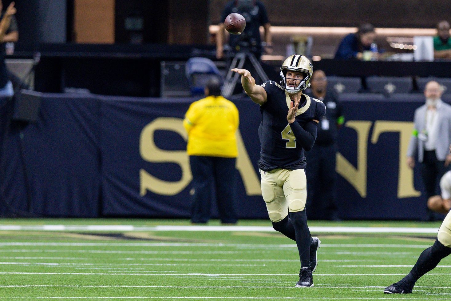 Derek Carr (4) passes against the Kansas City Chiefs during the first half at the Caesars Superdome.