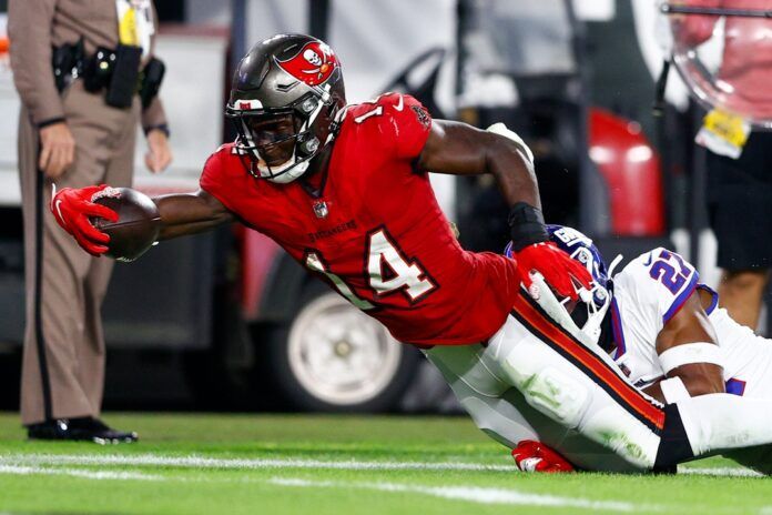 Chris Godwin (14) reaches for the end zone in the first half against the New York Giants at Raymond James Stadium.