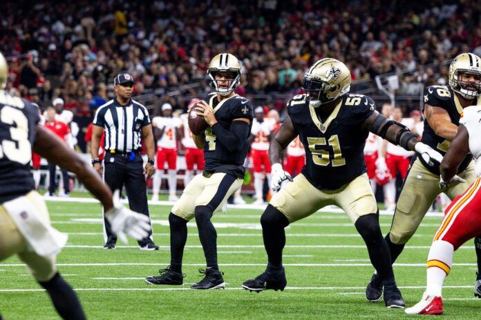 New Orleans Saints QB Derek Carr (4) gets set to pass against the Kansas City Chiefs.