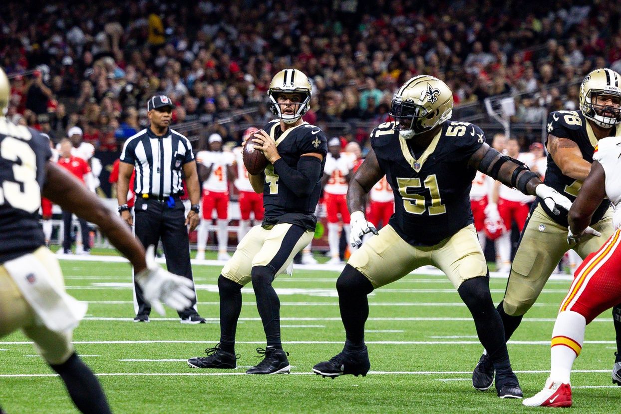 New Orleans Saints QB Derek Carr (4) gets set to pass against the Kansas City Chiefs.