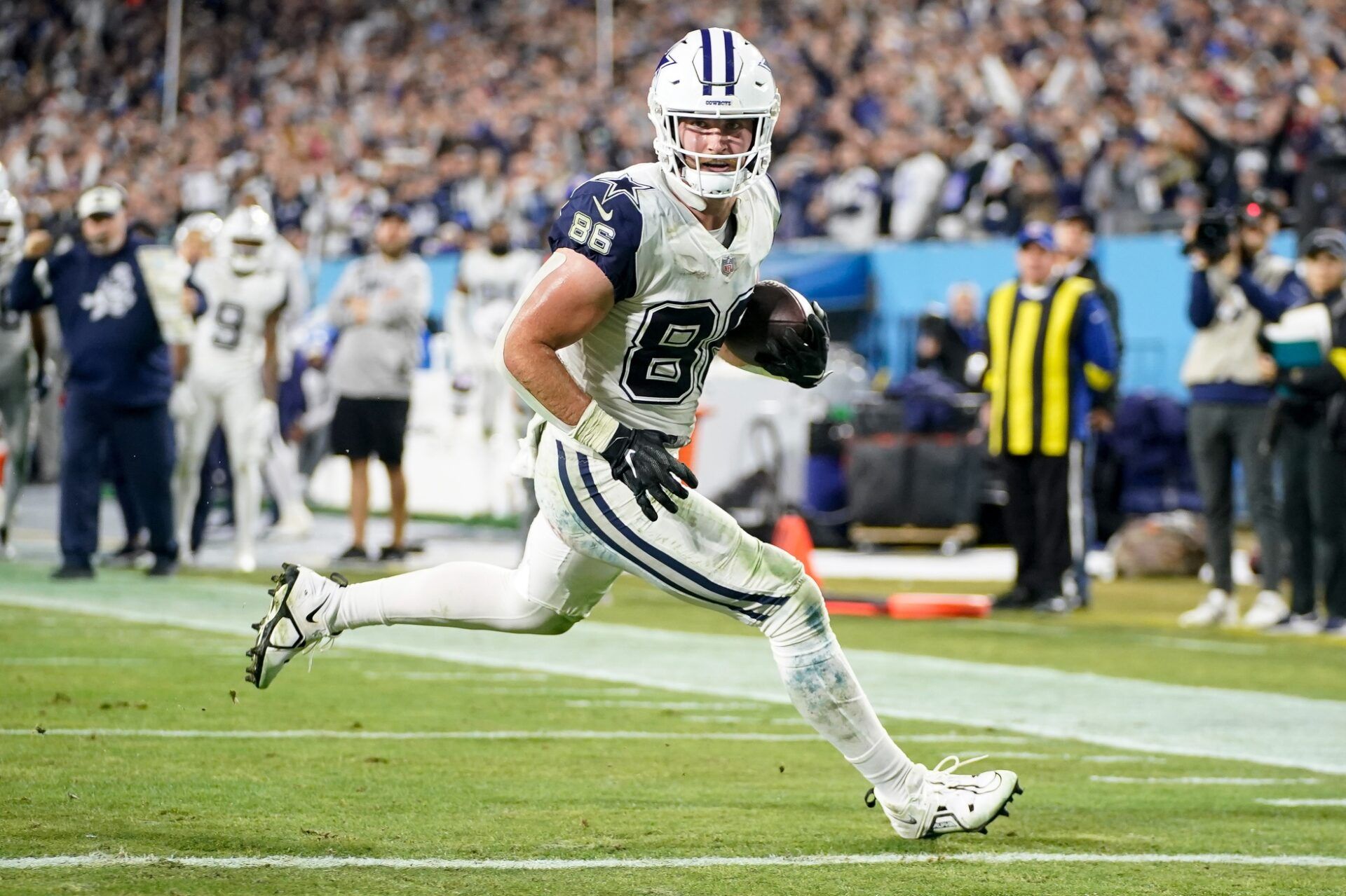 Dalton Schultz (86) brings in a touchdown against the Tennessee Titans during the third quarter at Nissan Stadium.