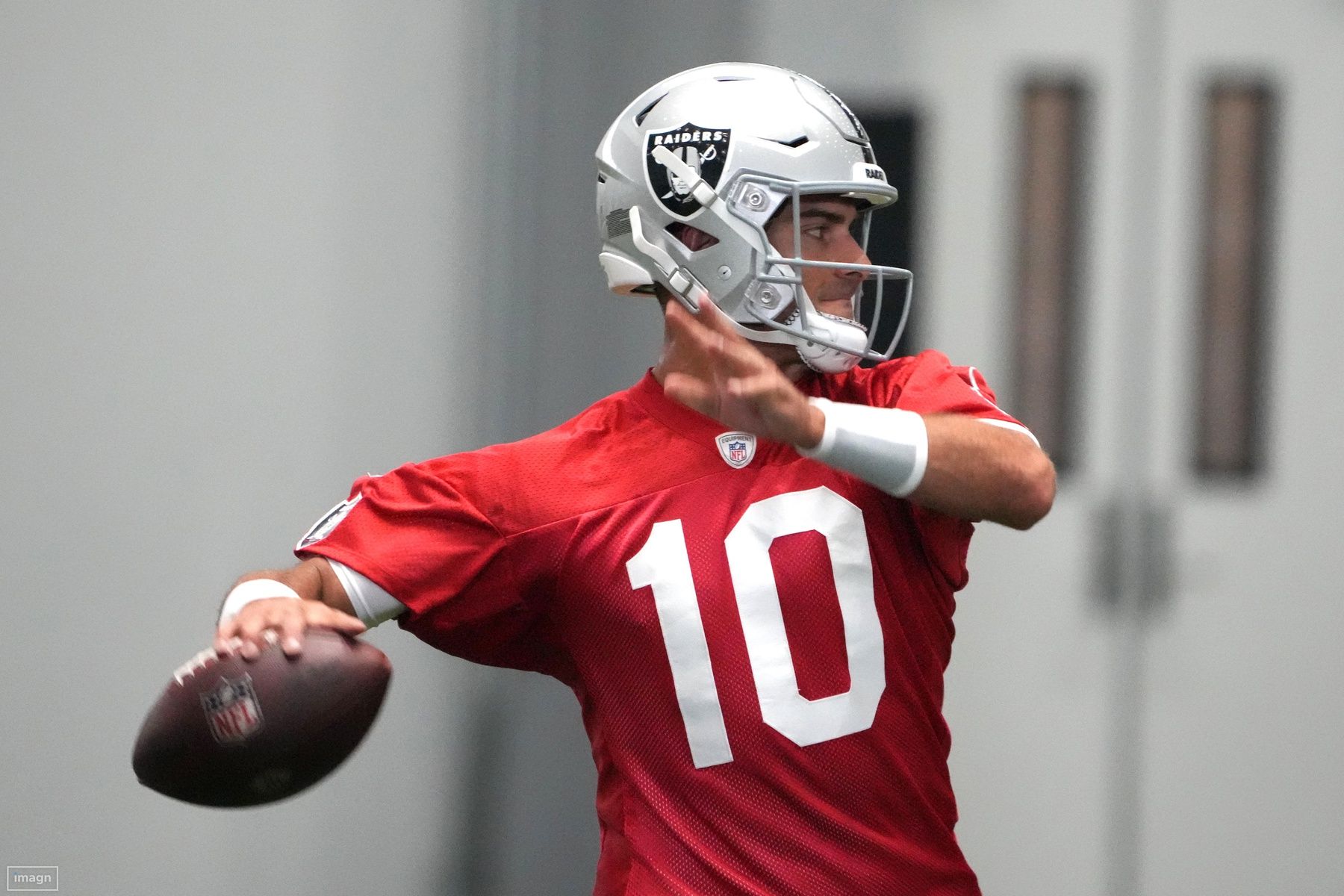 Las Vegas Raiders QB Jimmy Garoppolo (10) throws passes during training camp.