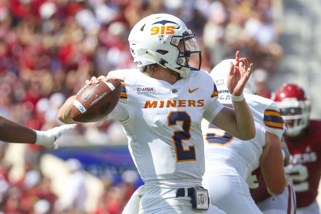 UTEP Miners quarterback Gavin Hardison (2) throws the ball against the Oklahoma Sooners.