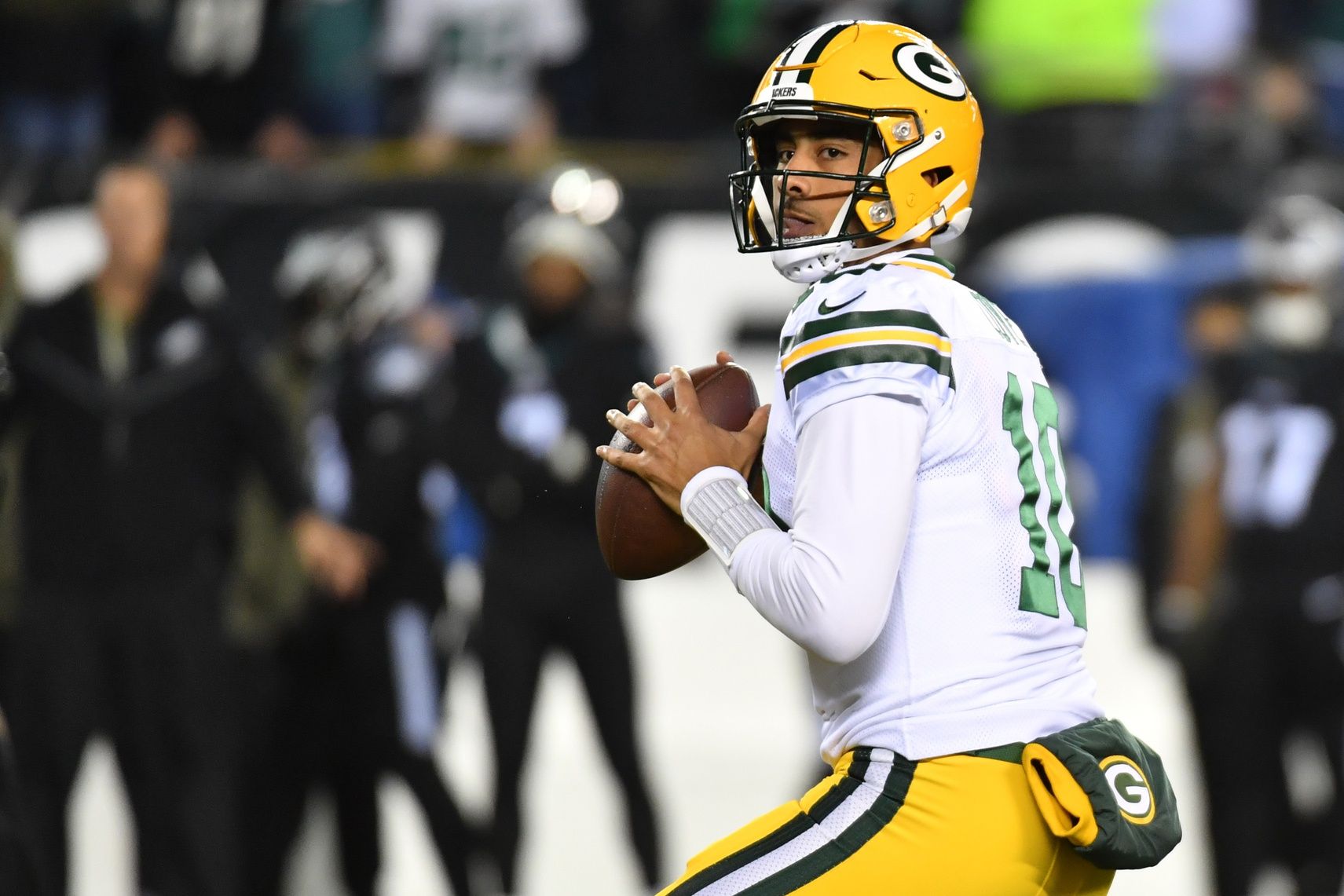 Green Bay Packers QB Jordan Love (10) drops back to pass against the Philadelphia Eagles.