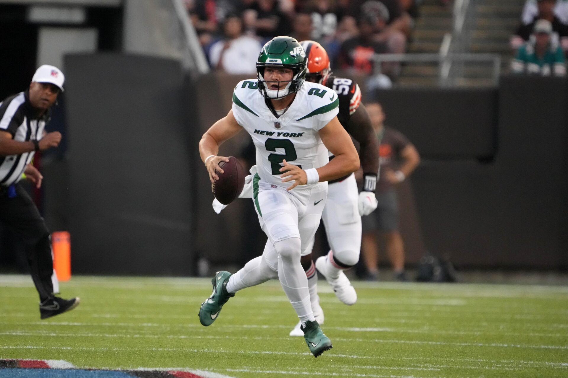 New York Jets QB Zach Wilson (2) runs with the ball against the Cleveland Browns during the Hall of Fame Game.