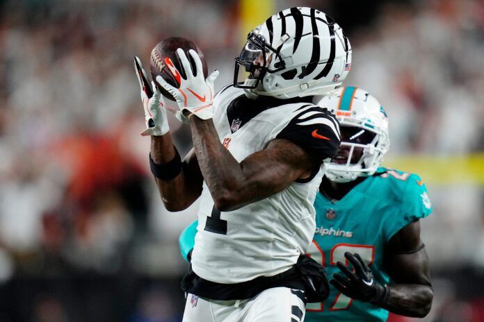 Cincinnati Bengals WR Ja'Marr Chase (1) catches a pass against the Miami Dolphins.