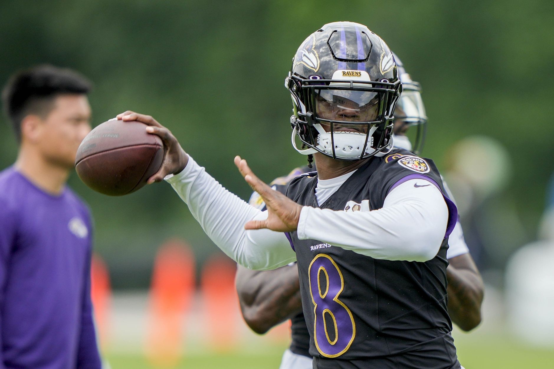 Baltimore Ravens QB Lamar Jackson (8) throws passes during training camp.