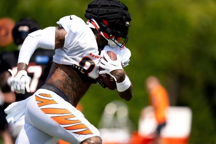 Cincinnati Bengals TE Irv Smith Jr. (81) runs with the ball during training camp.