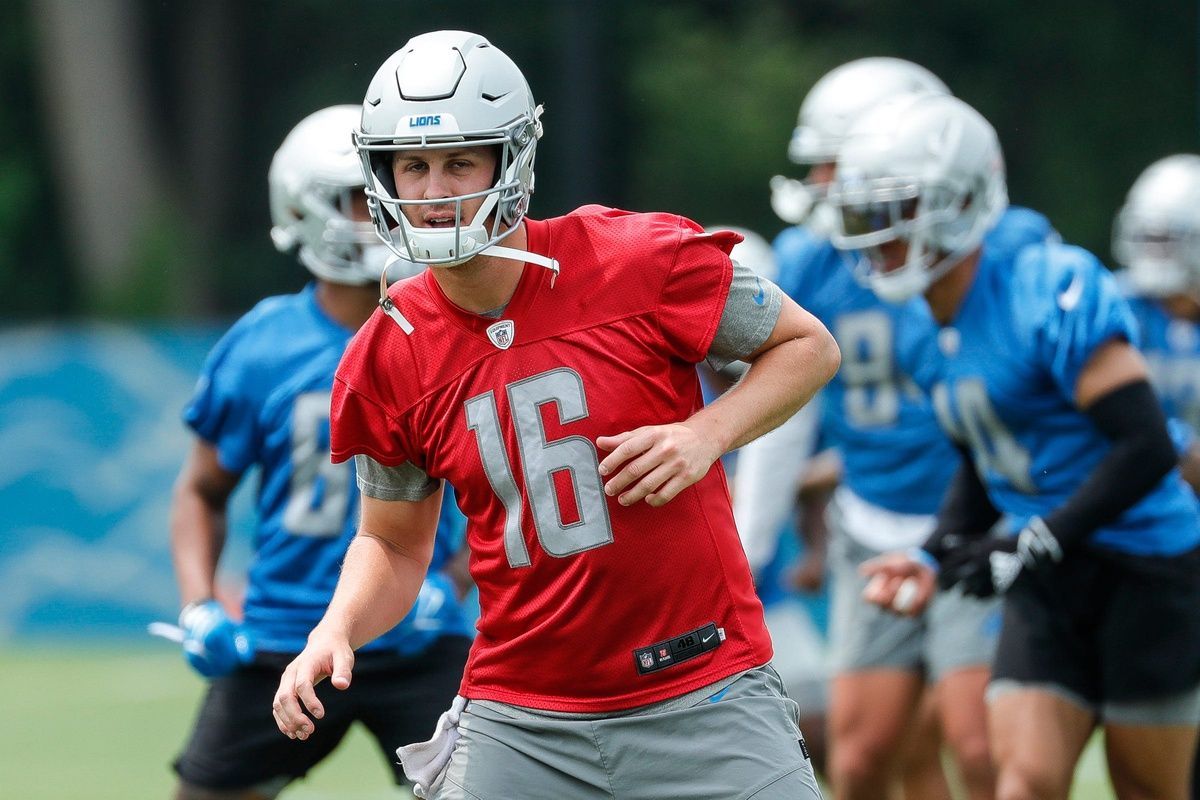 Jared Goff (16) warms up during minicamp at Detroit Lions Headquarters and Training Facility.