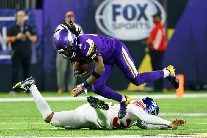 Minnesota Vikings RB Dalvin Cook (4) tries to break a tackle against the New York Giants.