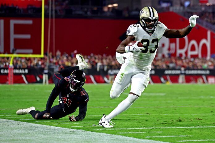 New Orleans Saints TE Juwan Johnson (83) runs for a touchdown against the Arizona Cardinals after avoiding a tackle.