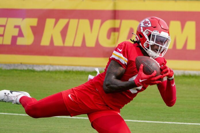 Rashee Rice makes a catch at Kansas City Chiefs practice.