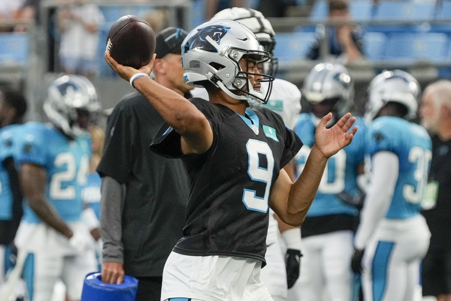 Bryce Young (9) makes a throw during Fan Fest at Bank of America Stadium in Charlotte, NC.