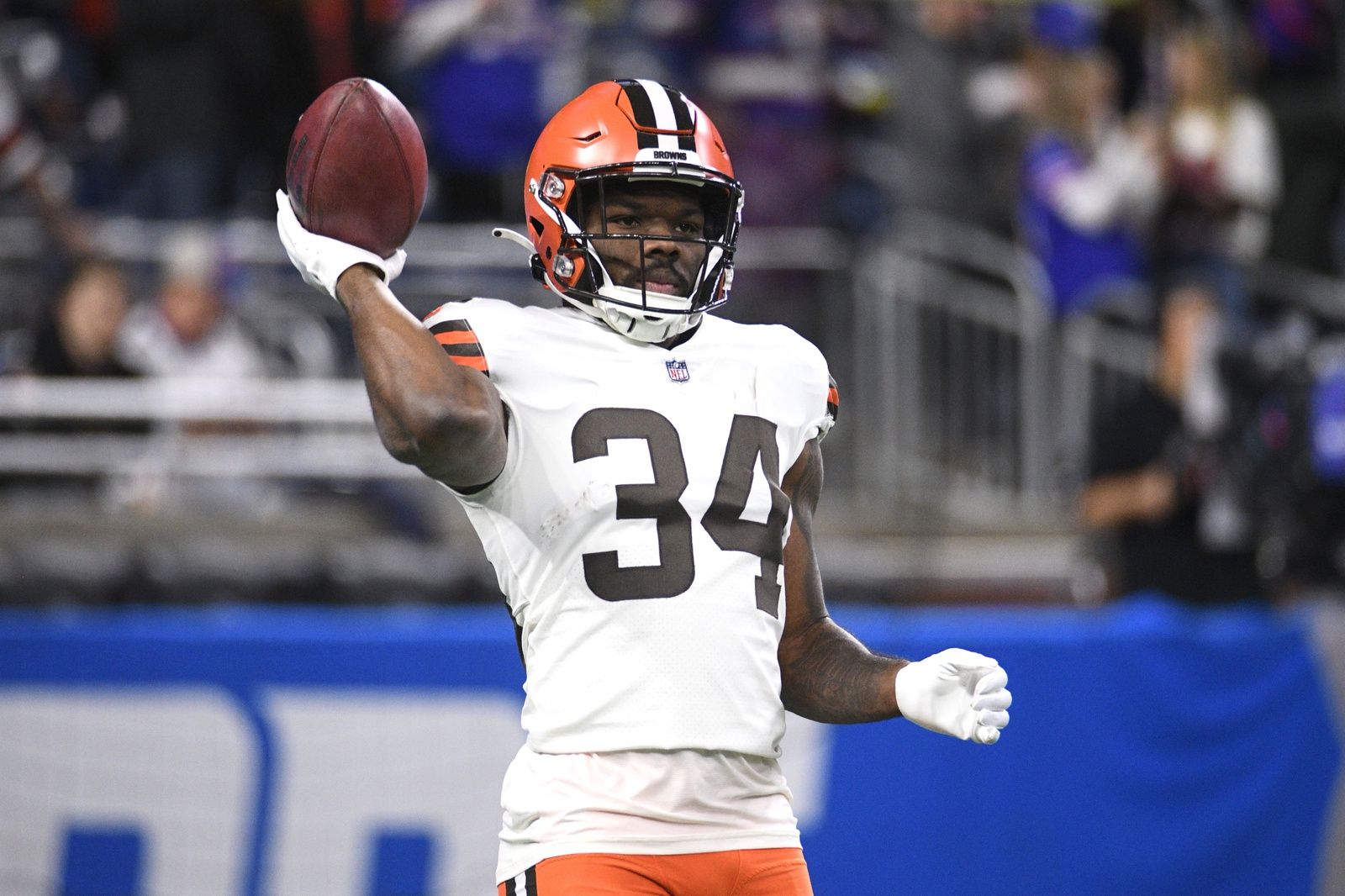 Cleveland Browns RB Jerome Ford (34) warming up before a game.