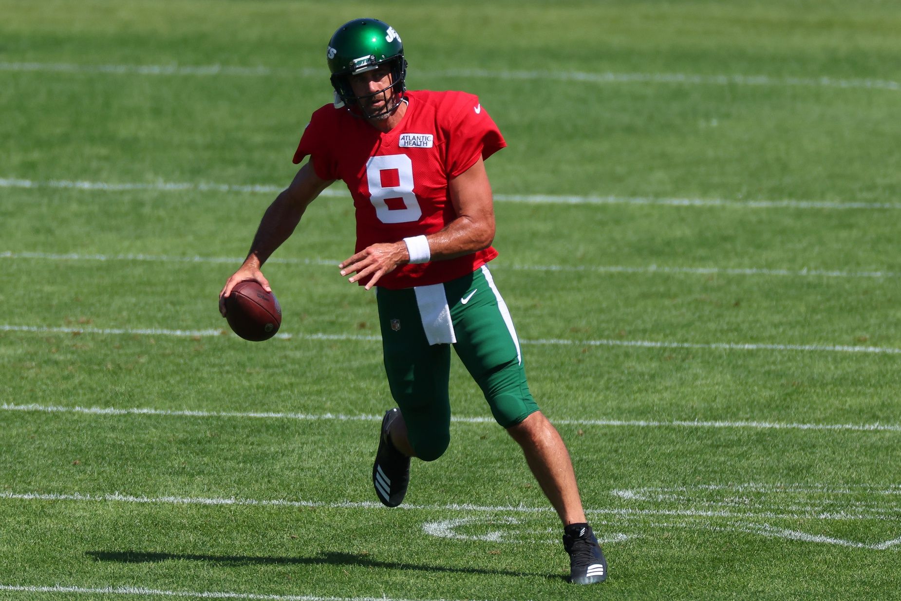 New York Jets QB Aaron Rodgers (8) gets ready to throw a pass during training camp.