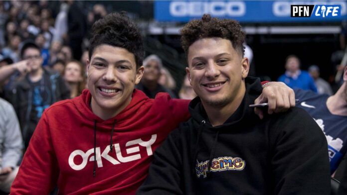 Jackson Mahomes and Patrick Mahomes at a basketball game.