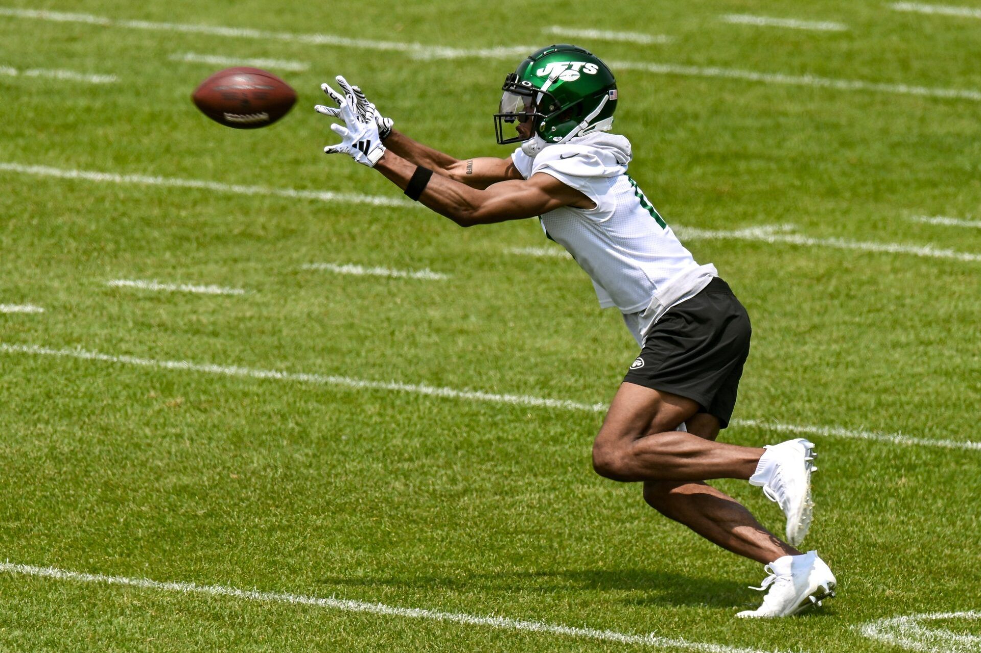 Garrett Wilson (17) catches a pass during OTAs at Atlantic Health Jets Training Center.