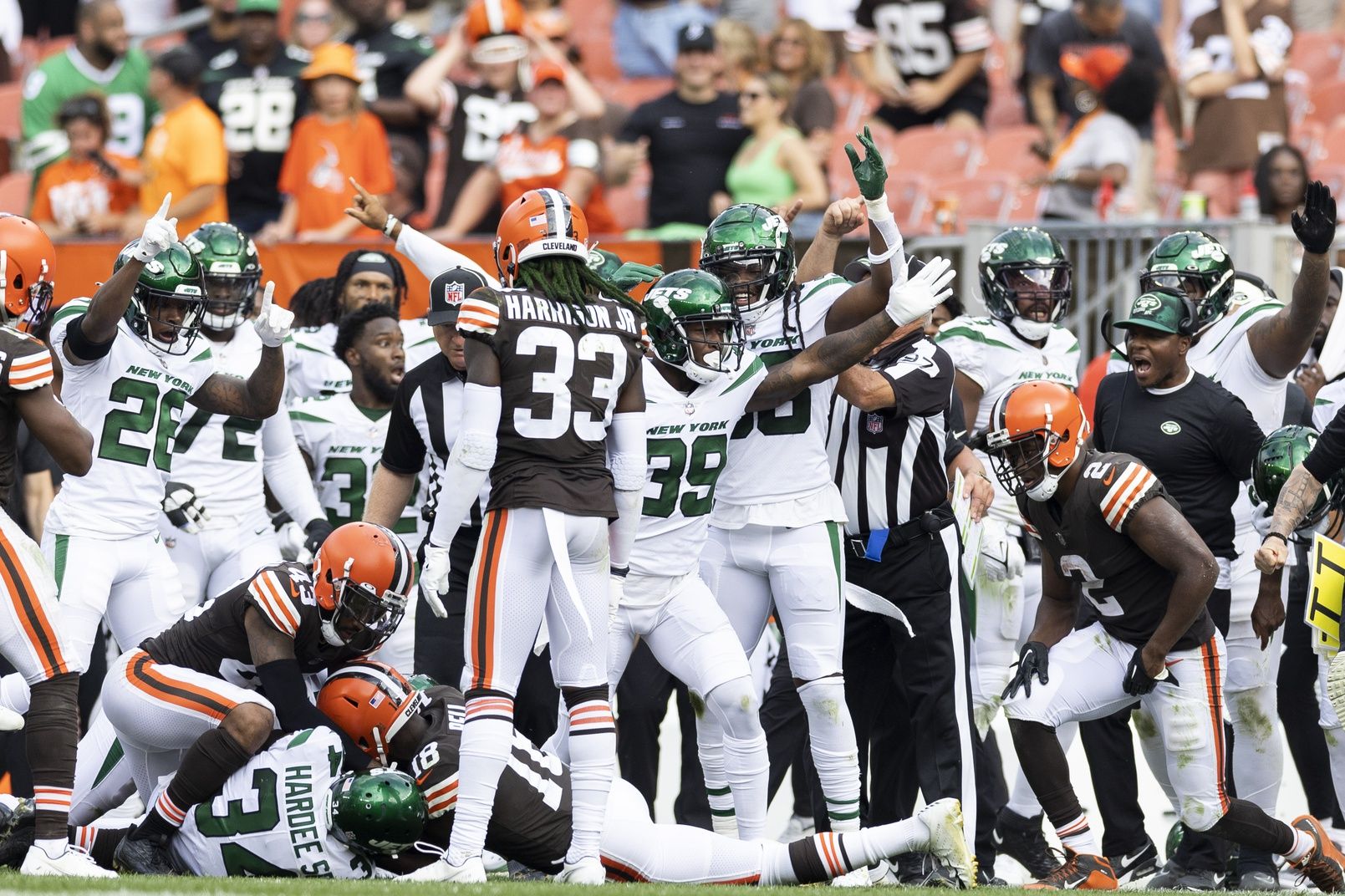 The New York Jets celebrate their on-sides kick recovery against the Cleveland Browns during the fourth quarter at FirstEnergy Stadium.