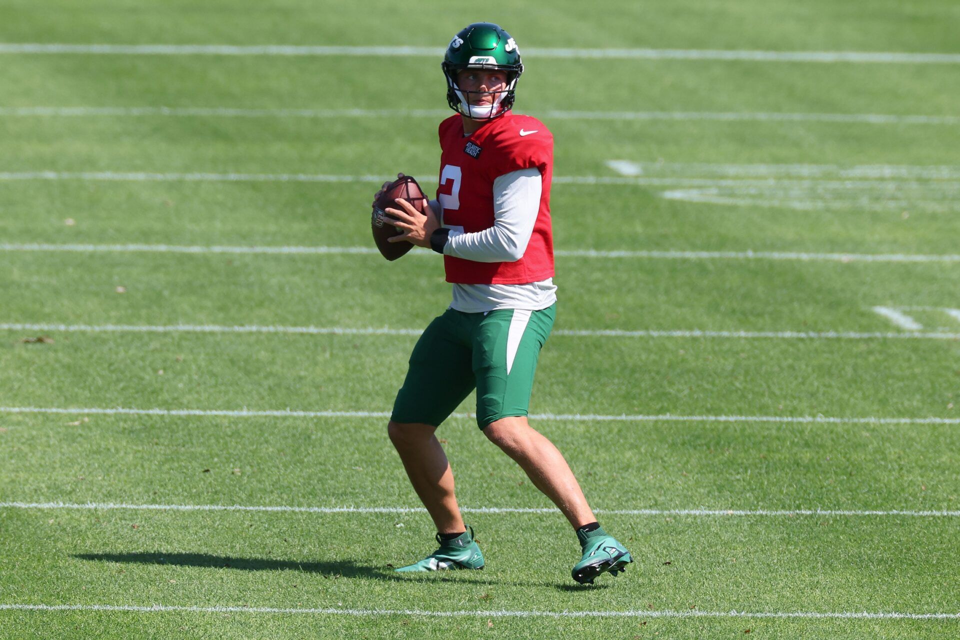 New York Jets QB Zach Wilson (2) throws passes during training camp.