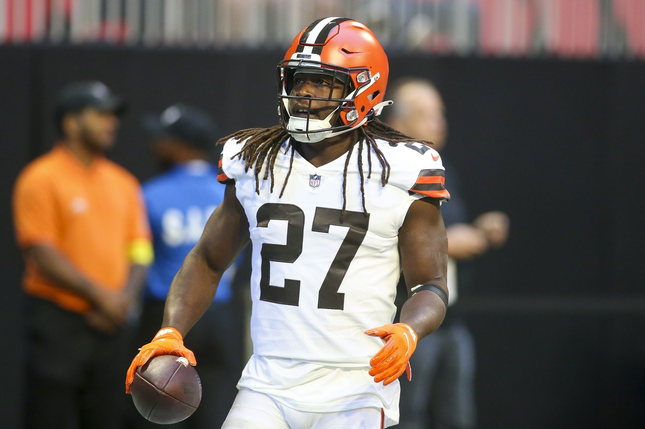 Kareem Hunt (27) prepares for a game against the Atlanta Falcons at Mercedes-Benz Stadium.