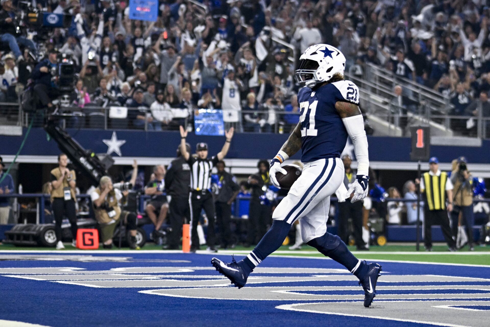 Ezekiel Elliott (21) runs for a touchdown against the New York Giants during the first quarter at AT&T Stadium.