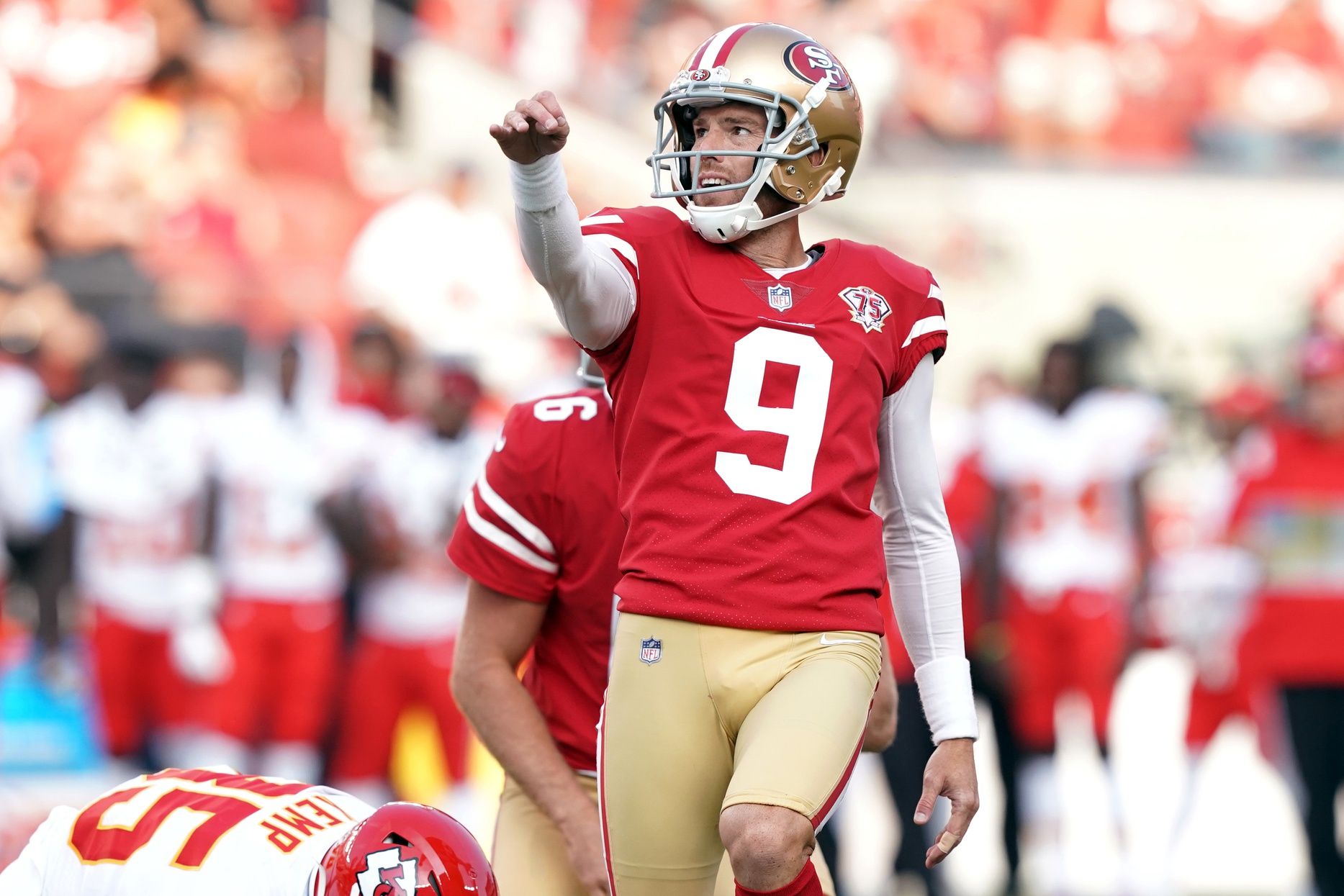 Robbie Gould (9) kicks a field goal during the second quarter against the Kansas City Chiefs at Levi's Stadium.