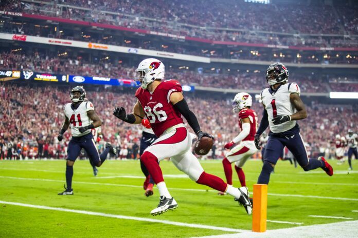 Arizona Cardinals TE Zach Ertz (86) runs in for a TD against the Houston Texans.