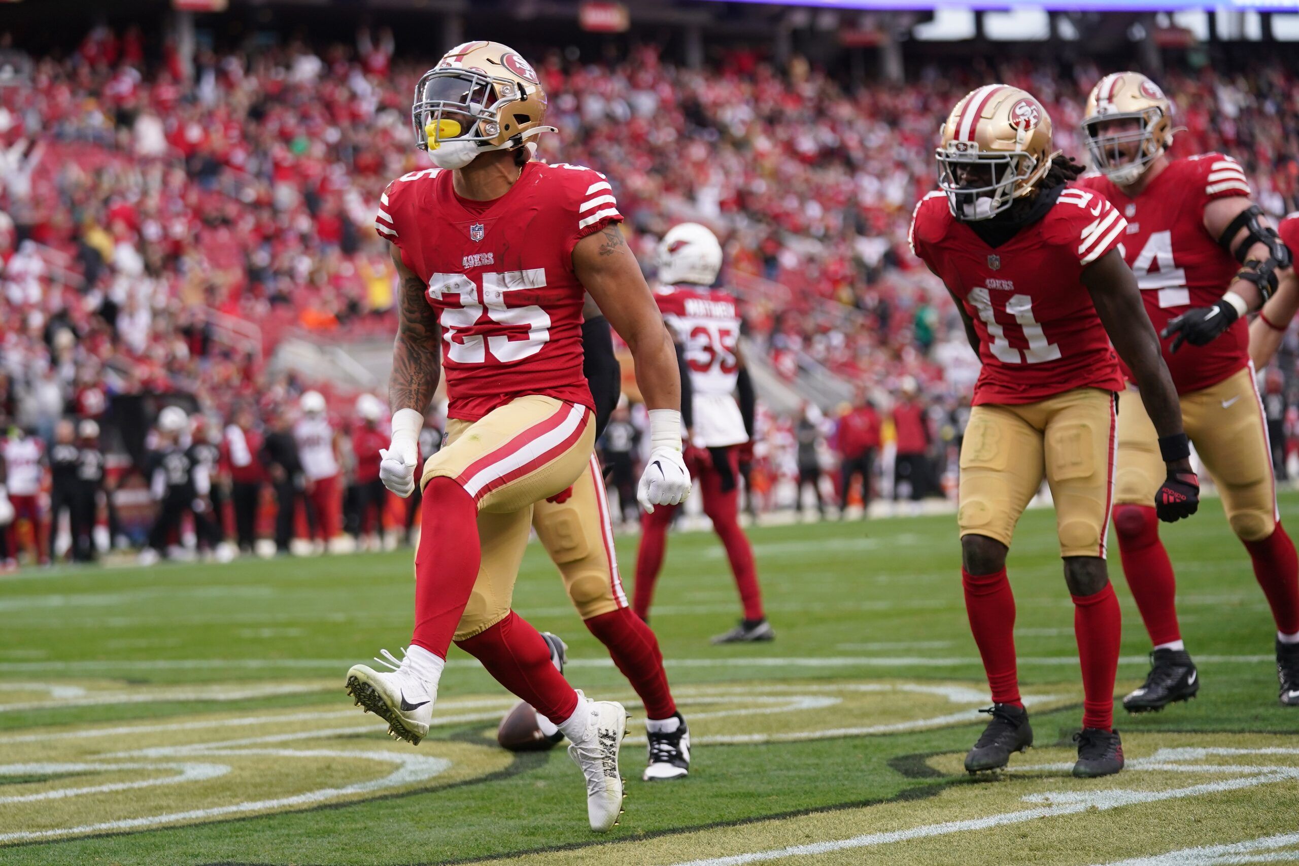 Elijah Mitchell scores a touchdown versus Cardinals.