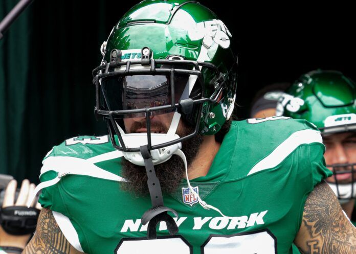 Jets TE Tyler Conklin heads to the field.