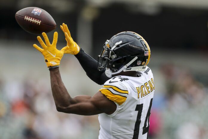 Pittsburgh Steelers wideout George Pickens catchings the football.