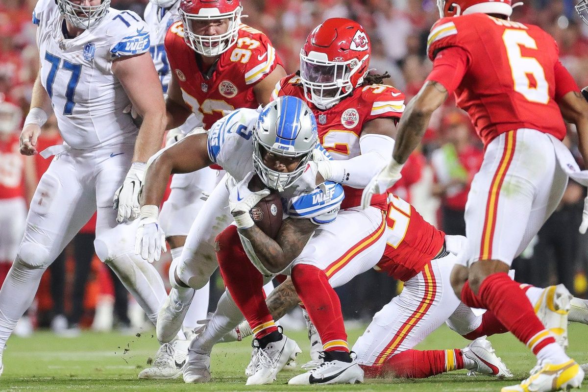 Detroit Lions RB David Montgomery runs the football.