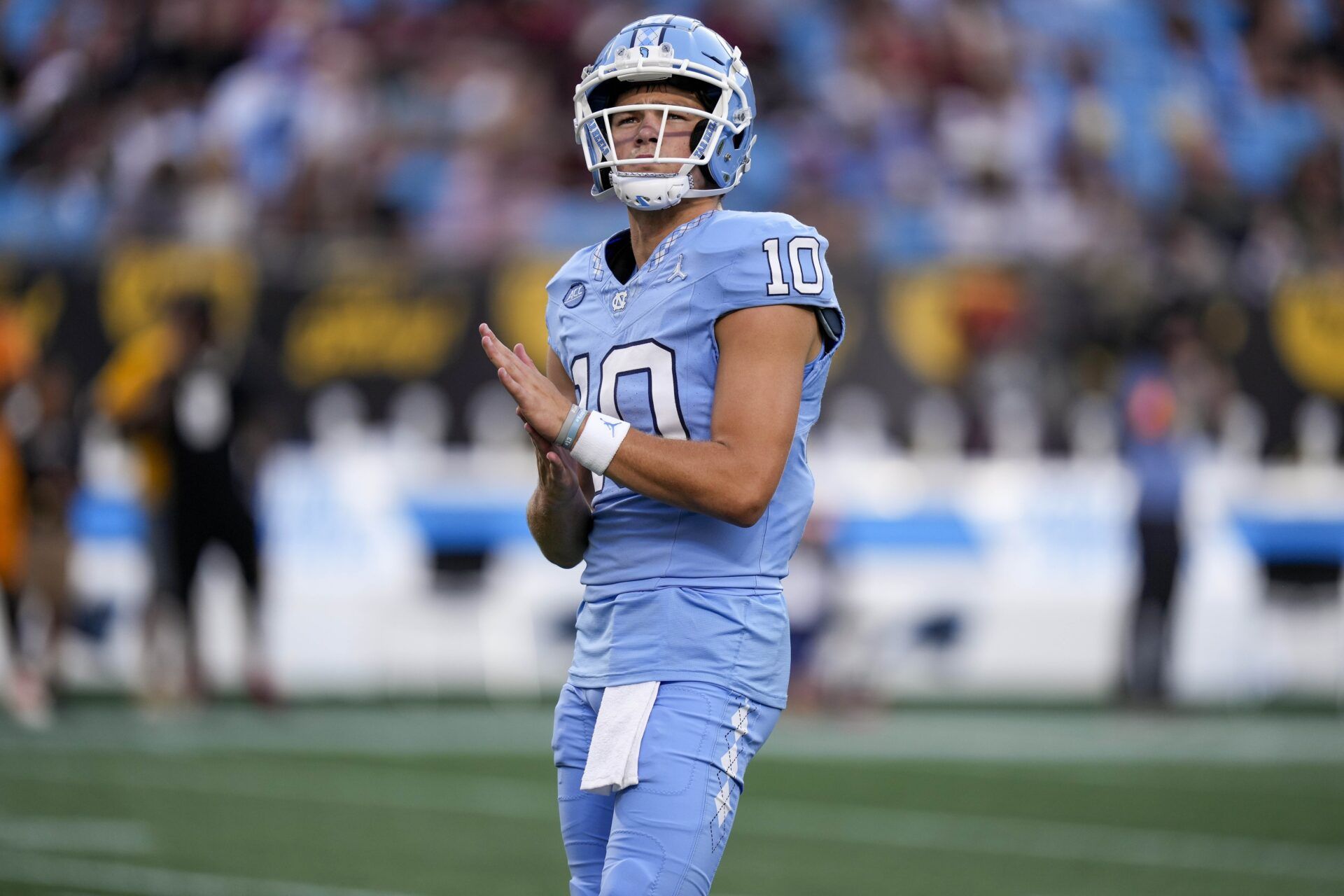 Drake Maye (10) during the first quarter against the South Carolina Gamecocks at Bank of America Stadium.