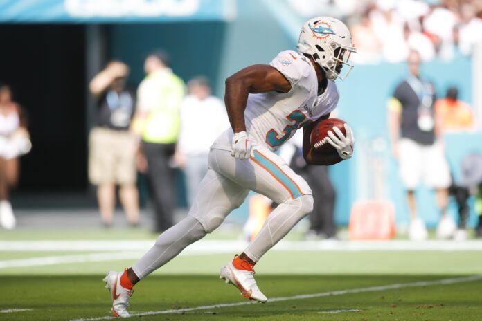 Miami Dolphins RB Raheem Mostert (31) runs the ball against the Cleveland Browns.