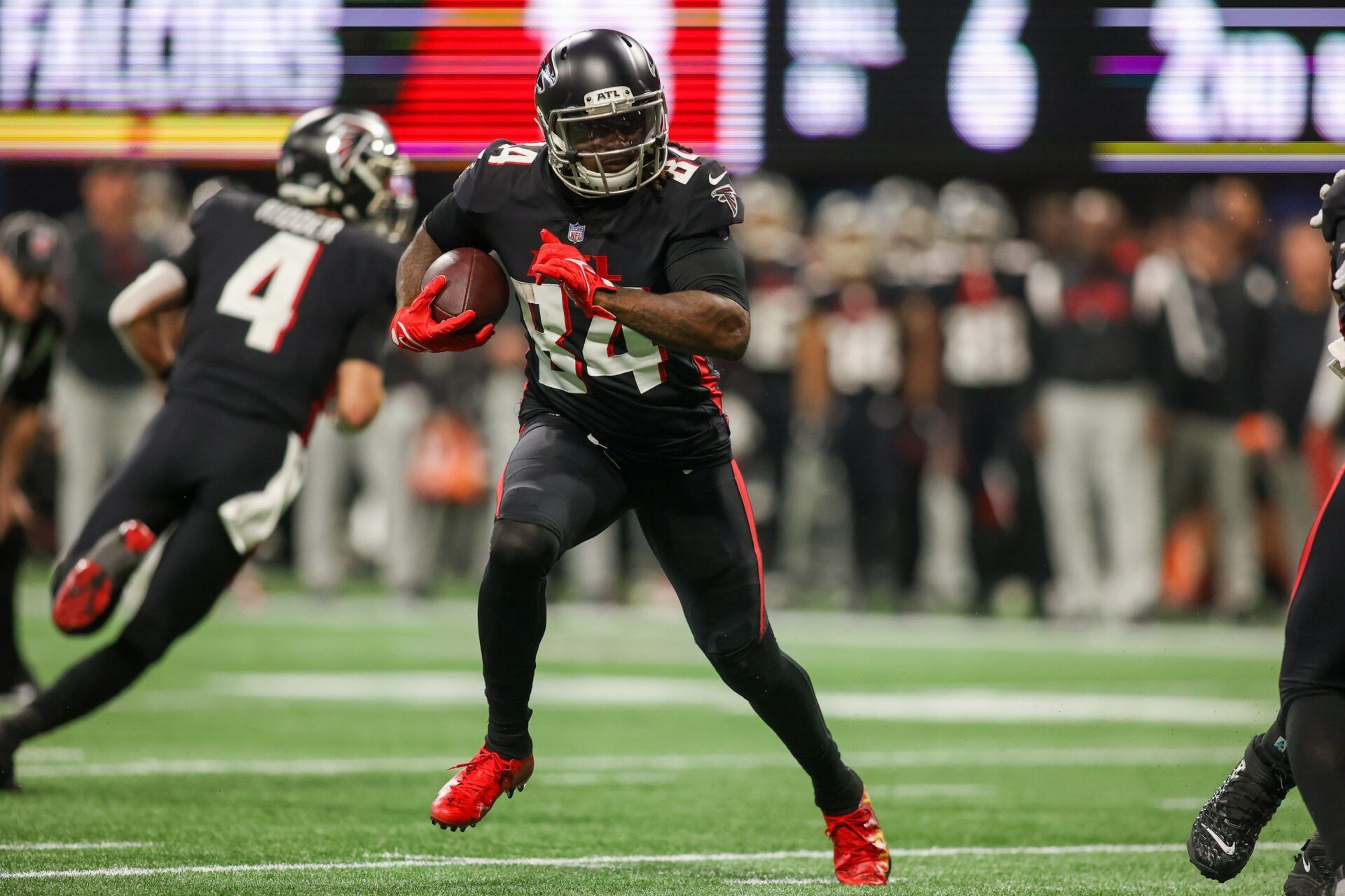 Atlanta Falcons running back Cordarrelle Patterson (84) runs the ball against the Tampa Bay Buccaneers in the second half at Mercedes-Benz Stadium.