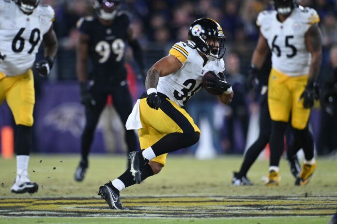 Pittsburgh Steelers running back Jaylen Warren (30) rushes during the first quarter against the Baltimore Ravens at M&T Bank Stadium.