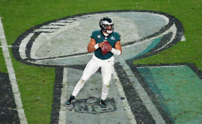 Philadelphia Eagles quarterback Jalen Hurts (1) drops back to pass against the Kansas City Chiefs during the second half in Super Bowl LVII at State Farm Stadium in Glendale on Feb. 12, 2023.