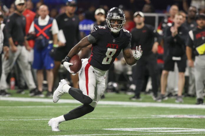 Atlanta Falcons TE Kyle Pitts (8) runs with the football.