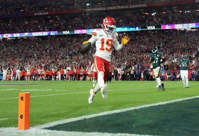 Kansas City Chiefs wide receiver Kadarius Toney (19) scores a touchdown against the Philadelphia Eagles during the fourth quarter in Super Bowl LVII at State Farm Stadium in Glendale on Feb. 12, 2023.