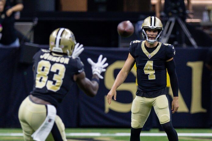 New Orleans Saints quarterback Derek Carr (4) passes to tight end Juwan Johnson (83) against the Kansas City Chiefs during the first half at the Caesars Superdome.